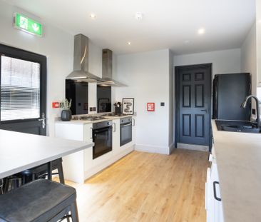 STUNNING DOUBLE ROOMS IN PROFESSIONAL FEMALE HOUSE IN LIVERPOOL Room 2 - Photo 1