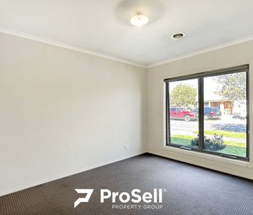 33 Edmund Street, Pakenham - Photo 2