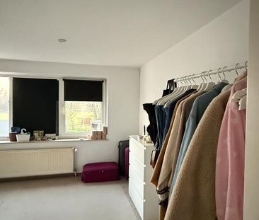 Helles Zimmer in ruhiger Lage, nur 5 Gehminuten zu Supermärkten! - Photo 1