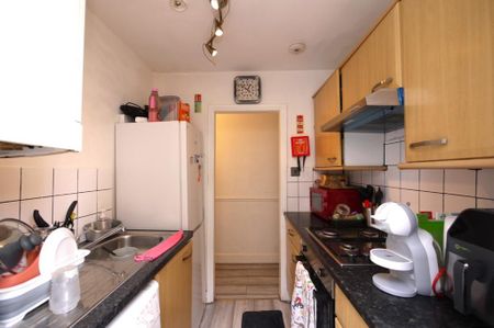 2 bedroom ground floor flat to rent - Photo 4