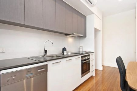 MODERN TWO BEDROOM APARTMENT IN FANTASTIC LOCATION! - Photo 4