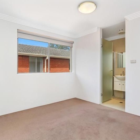 IMPECCABLE APARTMENT IN ONE OF COOGEE'S BEST STREETS - Photo 1