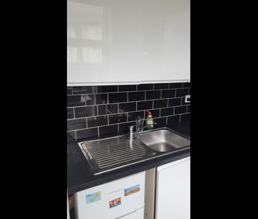 Studio Flat, Commercial Road, E14 - Photo 1