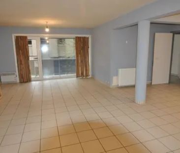 Ruim appartement met terras en 2 slaapkamers - Photo 3