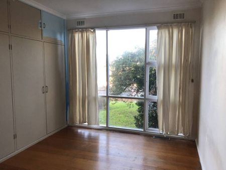 Close to it all ! - Photo 5