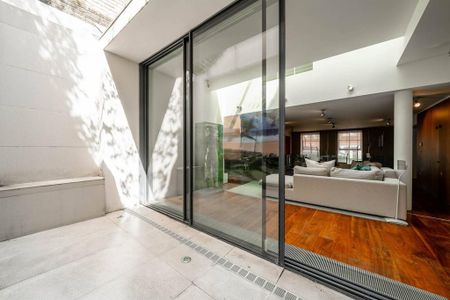 4 bedroom mews to rent - Photo 3