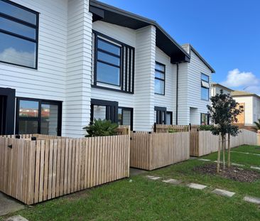 160 McLeod Road, Te Atatu South - Photo 1