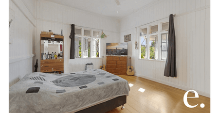 Charming Queenslander on Large 736m² Block - Quiet Street Living - Photo 3