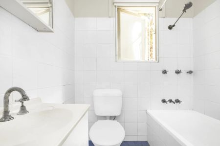 Convenient Located Apartment With Own Separate Entrance - Photo 4