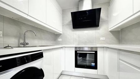 3 bedroom flat to rent - Photo 4