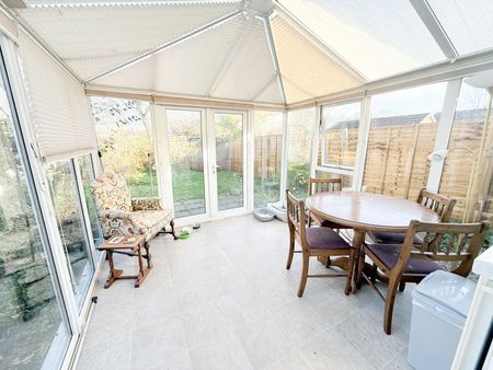 Salisbury Close, Alton, GU34 2TF - Photo 2