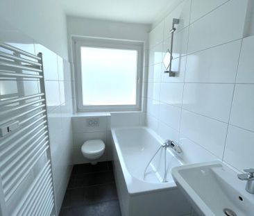 Teilsanierte 3-Zimmer-Wohnung mit großem Balkon in Hambühren! - Photo 1