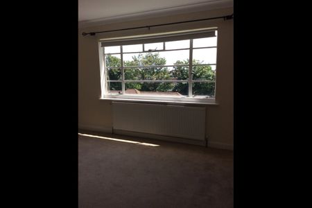 2 Bed Flat, Upper Richmond Road West, SW14 - Photo 2