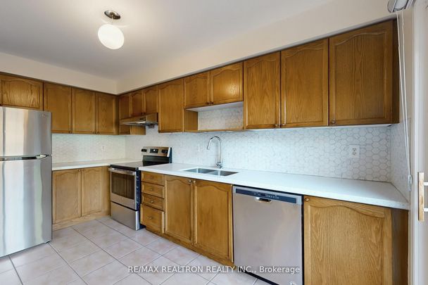 For Lease - 427 Ravineview Way, Oakville, Ontario - Photo 1