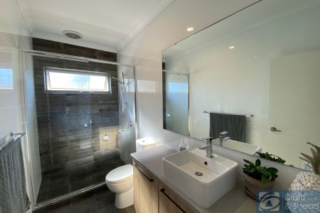 Stylish & Modern Apartment in Amazing Location - Photo 3