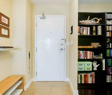 2 Bedroom + Den, 2 Baths, 1 parking Spot, 1 Locker Front/Spadina - Photo 4