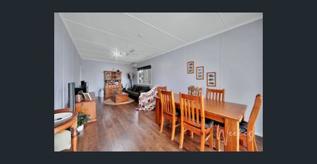 CENTRALLY LOCATED THREE BEDROOM HOME! - Photo 2