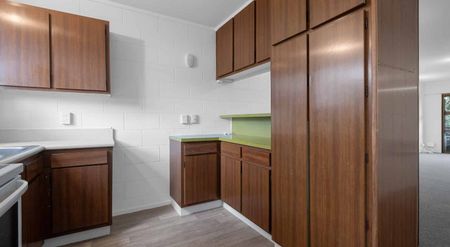 Spacious 2 Bedroom Unit Fresh, Sunny & Move In Ready - Photo 5