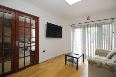 1 bedroom in a house share to rent - Photo 3