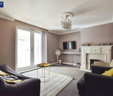 4 bedroom end of terrace house to rent - Photo 1