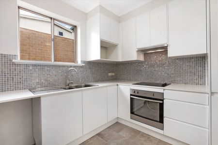 Charming 2-Bedroom Apartment in Drummoyne - Photo 2