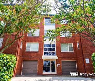 Bright & Sunny 2 Bedroom Unit, 5 minutes walk to Eastwood Train Station - Photo 2