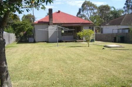 affordable 2-bedroom house with sunny backyard for lease - Photo 4