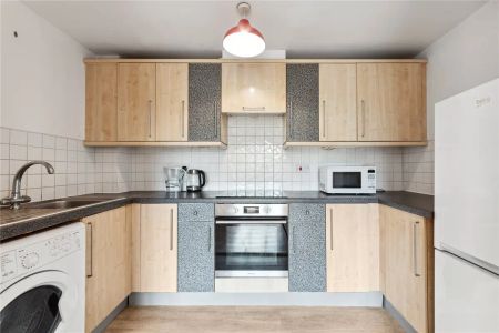 2 bedroom flat in Sopwith Way - Photo 3