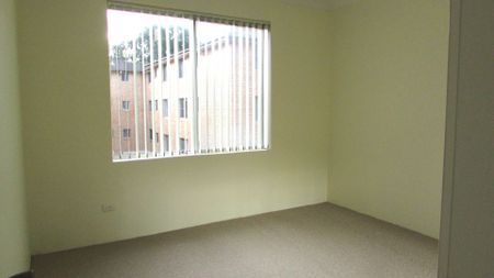 Renovated 2 Bedroom Apartment with lock up garage - Photo 4