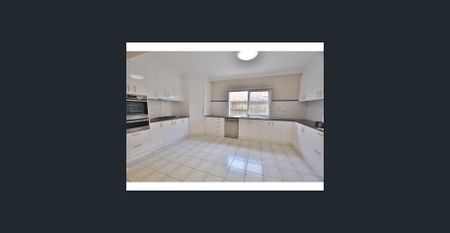 CITY WIDE Real Estate - LARGE 4 Bedroom Townhouse, with cooling and heating!!! Walk to Clayton train station, shops, Monash Medical Centre, Monash. - Photo 3