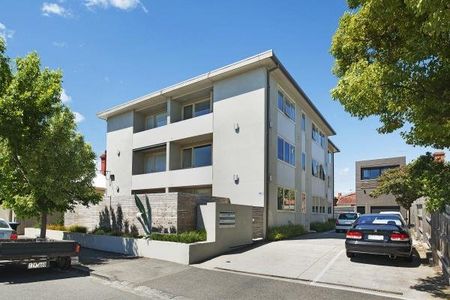 Bright and Spacious Two Bedroom Apartment - Photo 5