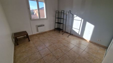 À LOUER VITROLLES GARE bail 1 an Villa meublée avec véranda, jardin et grand garage, - Photo 3