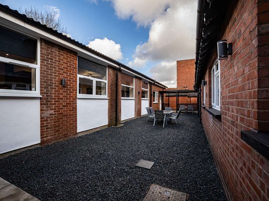 Spacious Studio for Couples | En-Suite | Stunning Church Conversion | Nuneaton CV11 - Photo 1