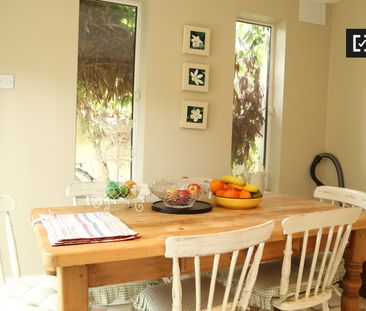 Bright room in 4-bedroom apartment in Terenure, Dublin - Photo 6
