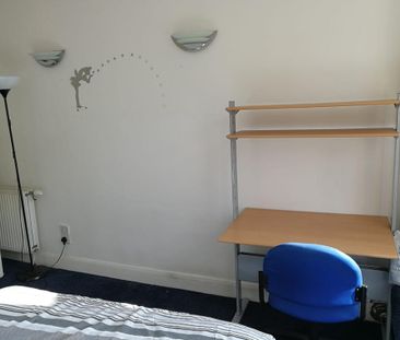 1 bedroom in a house share to rent - Photo 3