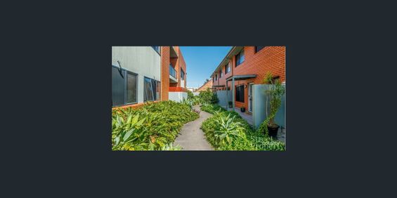 Stylish Townhouse Living in the Heart of Hamilton! - Photo 3