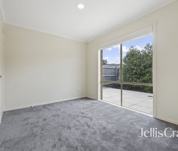 Stylish Coastal Living in a Quiet Chelsea Court - Photo 2