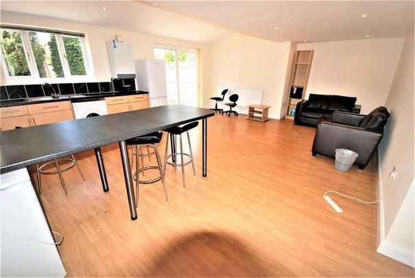 6 bedroom house to rent - Photo 1