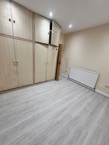 3 Bed Flat, High St North, E12 - Photo 3