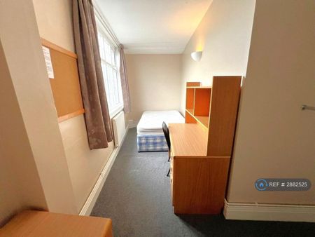 1 bedroom in a flat share to rent - Photo 2