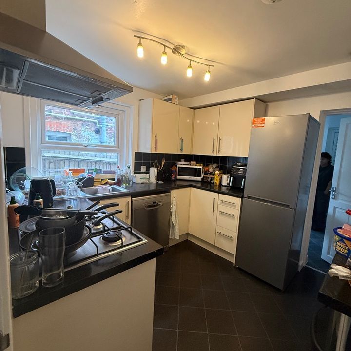 Room in a Shared House, Clausentum Road, SO14 - Photo 2