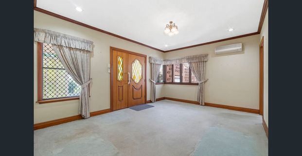Homely 3 Bedrooms with Beautiful Backyard in Prime Upper Mount Gravatt Location - Photo 1