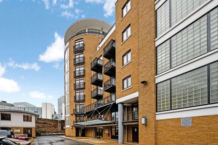 Bright and spacious one double bedroom apartment right in the heart of London's very own oasis; St Katharine Docks. - Photo 3
