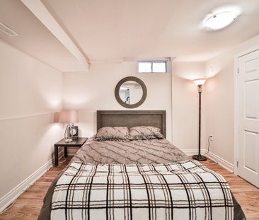 For Lease - 427 Crossland Gate, Newmarket, Ontario - Photo 1