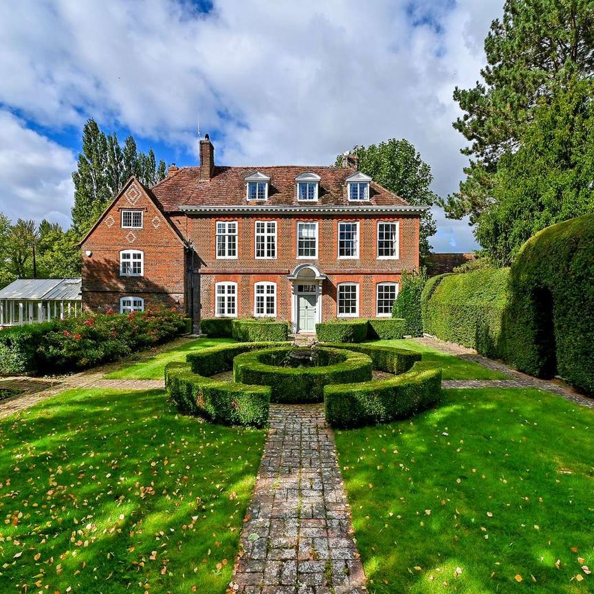 A substantial Grade II listed country home with mature gardens - Photo 1