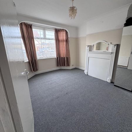 4 bedroom semi-detached house to rent - Photo 3