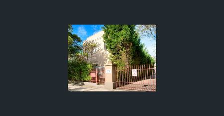 In the Heart of Double Bay you will find this well positioned 2 bedroom + study/sunroom. - Photo 2