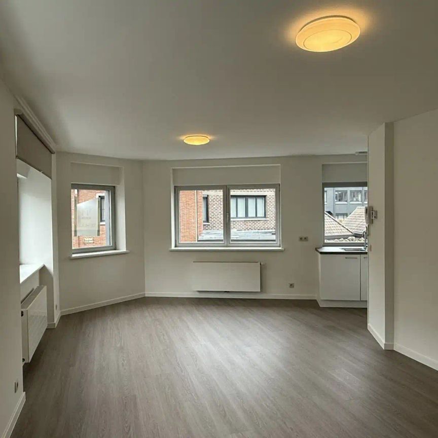 Volledig gerenoveerd, instapklaar duplex appartement met terras in het centrum van Tielt. - Foto 1