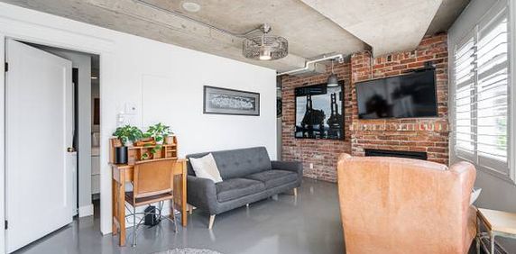 Fully furnished top floor renovated Gastown condo with deck for rent - Photo 2