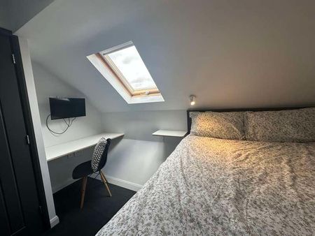 Gated Apartment // Bed // Sept, LN5 - Photo 4